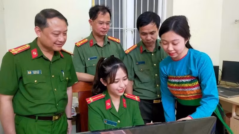 Kiểm tra quá trình thực hiện cấp đổi thẻ tại Công an xã Hồi Xuân.