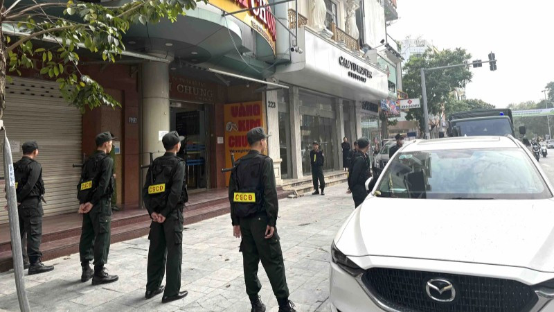 Lực lượng công an kiểm tra Công ty TNHH Thương mại vàng bạc Kim Chung.