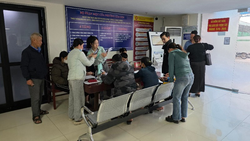 Người dân làm thủ tục tại Trung tâm phục vụ hành chính công phường Sầm Sơn.