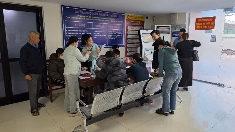 Người dân làm thủ tục tại Trung tâm phục vụ hành chính công phường Sầm Sơn.