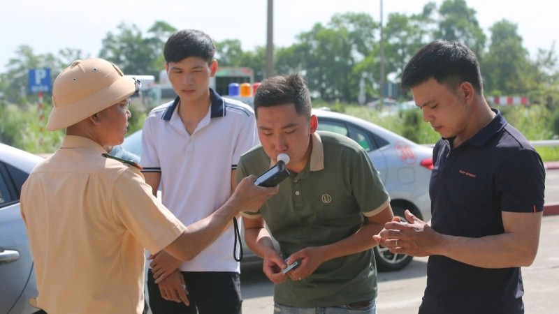 Kiểm tra điều kiện tham gia sát hạch cấp giấy phép lái xe.