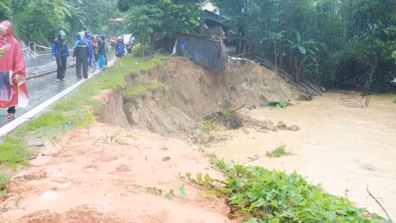 Xã Trung Hạ chịu nhiều thiệt hại do hậu quả mưa bão.