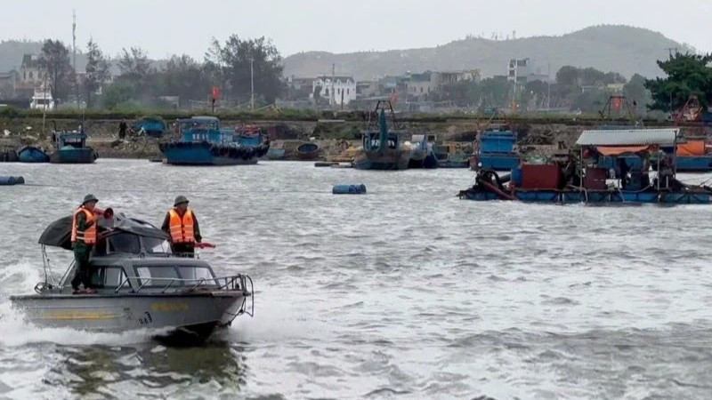 Đồn Biên phòng Hải Hòa tuyên truyền, kêu gọi ngư dân không ở trên lồng bè.