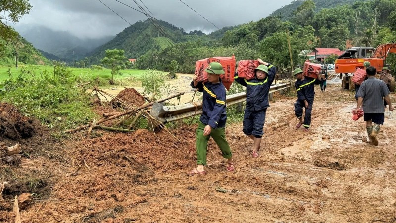 Lực lượng công an Thanh Hóa tiếp tế lương thực cho các bản bị cô lập.