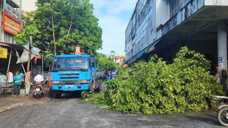 Vệ sinh môi trường sau mưa bão ở Thanh Hóa.
