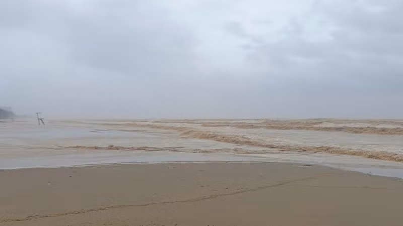 Biển Sầm Sơn trong cơn bão số 5.