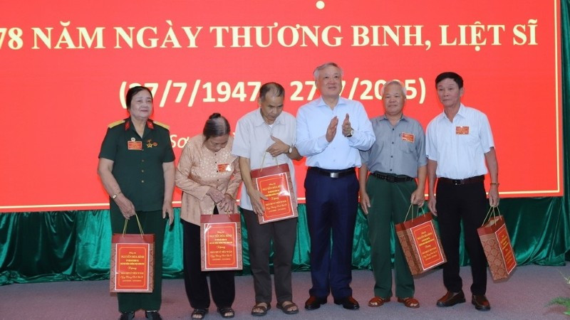 Đồng chí Nguyễn Hòa Bình thăm, tặng quà người có công tại Thanh Hóa.