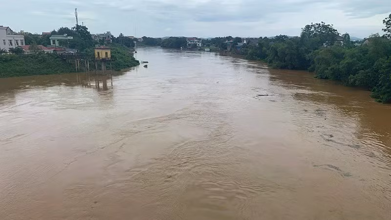 Nước sông Bưởi được nâng lên mức báo động II.