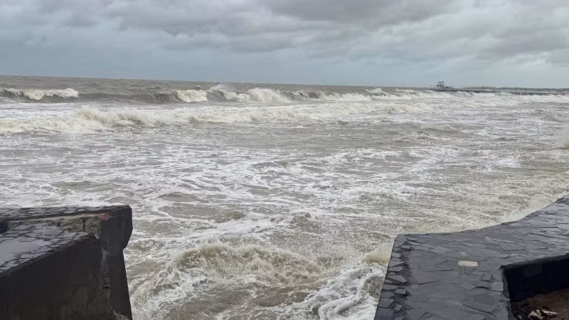 Biển Thanh Hóa trước bão số 10.