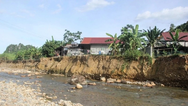 Sạt lở đe dọa đời sống của nhiều hộ dân thôn Thống Nhất.