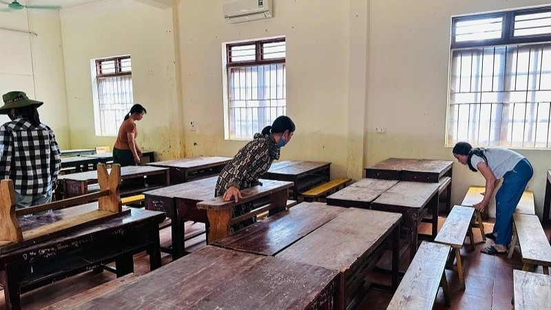 Các trường học khẩn trương dọn dẹp, vệ sinh để đón học sinh trở lại.