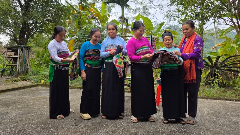 Những phụ nữ gìn giữ nghề thổ cẩm ở xứ Thanh.