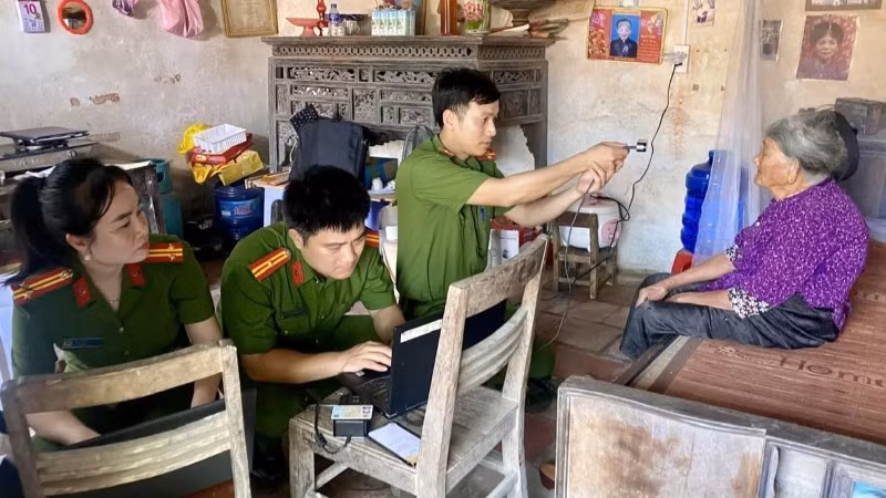 Thu nhận mẫu ADN cho mẹ liệt sĩ ở thôn Thuần Nhất, xã Phú Lộc, huyện Hậu Lộc.