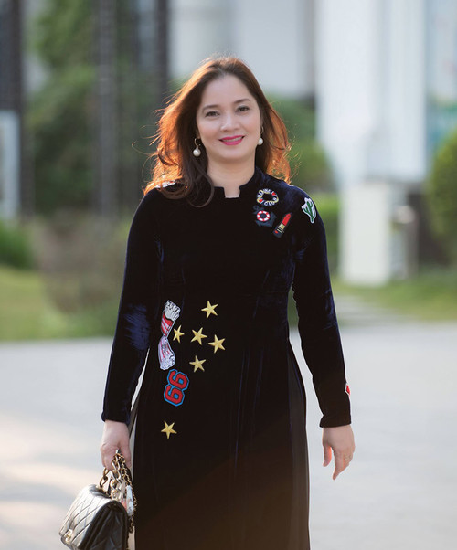 Bà Kim Thoa - CEO Tân Việt Books, người phụ nữ truyền lửa văn hóa đọc thời 4.0. Bà Kim Thoa - CEO Tân Việt Books, người phụ nữ truyền lửa văn hóa đọc thời 4.0.