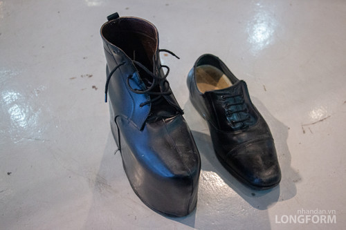 Đôi giày những người bạn Cuba may riêng tặng ông Trung được ông trân trọng giữ gìn như một kỷ vật.
