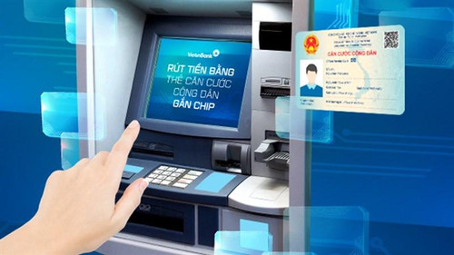 Thực hiện rút tiền ở cây ATM bằng thẻ căn cước công dân gắn chíp.