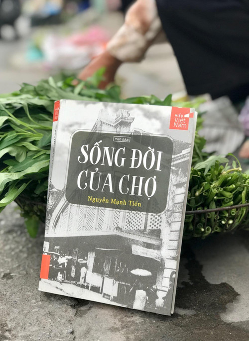 Nguyễn Mạnh Tiến viết về chợ như một người trong cuộc.