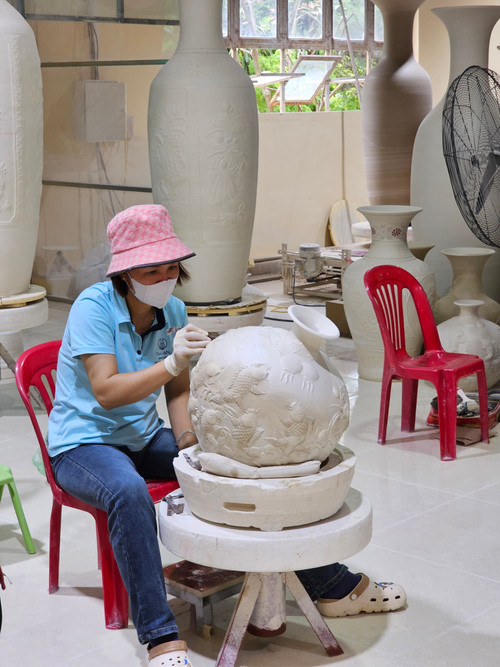 Hai hoạ sĩ phải làm gần 3 tháng mới vẽ xong chiếc bình này. Hai hoạ sĩ phải làm gần 3 tháng mới vẽ xong chiếc bình này.