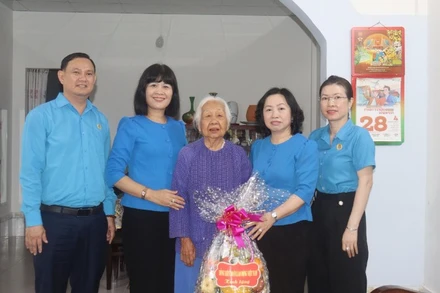 Bà Đào Thị Biểu (giữa) điển hình tiêu biểu trong phong trào học và làm theo tấm gương đạo đức của Bác Hồ. (Ảnh: BÁ DŨNG)