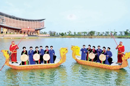 Hát quan họ phục vụ bà con nhân dân tại Hồ Vua Bà, khu phố Viêm Xá, tỉnh Bắc Ninh. (Ảnh: THANH THƯƠNG)