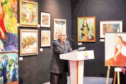 Họa sĩ Phan Ngọc Khuê giao lưu cùng khán giả tại triển lãm.