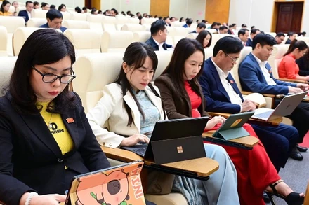 Đại biểu Hội đồng nhân dân tỉnh Tuyên Quang biểu quyết thông qua các nghị quyết tại kỳ họp.