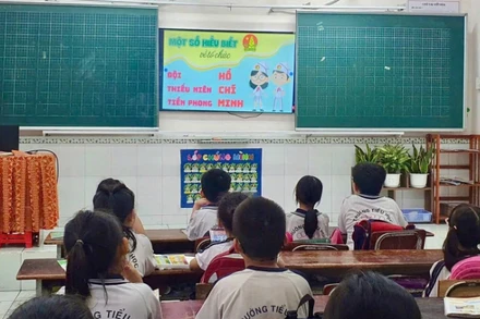 Học sinh tiểu học tìm hiểu về truyền thống Đội Thiếu niên tiền phong Hồ Chí Minh. (Ảnh: Trường tiểu học Kim Đồng)