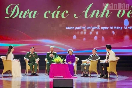 Các khách mời chia sẻ về hành trình tìm kiếm, quy tập hài cốt liệt sĩ.