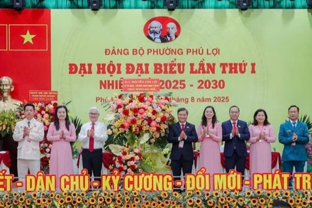 Đồng chí Nguyễn Văn Lợi, Ủy viên Trung ương Đảng, Trưởng Đoàn đại biểu Quốc hội Thành phố Hồ Chí Minh (thứ ba từ trái sang) tặng hoa chúc mừng Đại hội. 