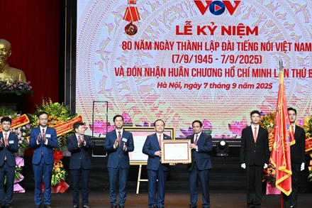 Thủ tướng Phạm Minh Chính trao Huân chương Hồ Chí Minh lần thứ ba tặng Đài Tiếng nói Việt Nam.