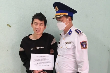 Đối tượng Nguyễn Bình Nguyên bị bắt vì hành vi tàng trữ trái phép chất ma túy. (Ảnh: Cảnh sát biển 2 cung cấp)
