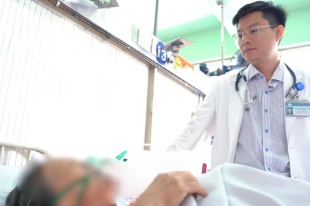 Bác sĩ Bệnh viện Chợ Rẫy thăm khám người bệnh sau ca cấp cứu.