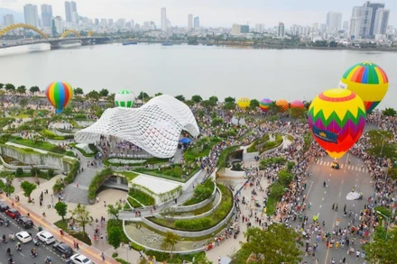 Dịch vụ-du lịch dần trở thành một trong những ngành kinh tế chủ lực của Đà Nẵng.