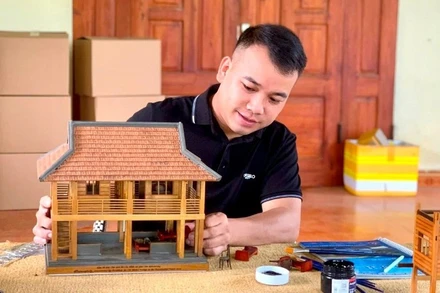 Anh Lương Ngọc Tú thực hiện mô hình Nhà sàn Bác Hồ. (Ảnh: NVCC)