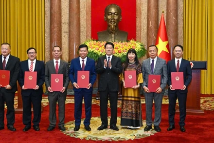 Chủ tịch nước Lương Cường trao quyết định phong hàm và bổ nhiệm Đại sứ. (Ảnh: THỦY NGUYÊN)