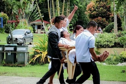 Chuyển người bị thương sau trận động đất tại tỉnh Agusan Del Sur, Philippines, ngày 10/10/2025. (Ảnh: THX/TTXVN)