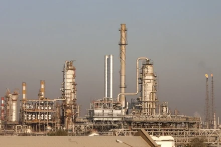 Quang cảnh nhà máy lọc dầu Abadan tại thành phố Abadan ở phía tây nam Iran, ngày 29/12/2010. (Ảnh: XINHUA)