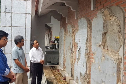 Mỗi tấm bia đá chằng chịt vết bom đạn để lại là minh chứng sống động cho sự tàn khốc của chiến tranh và tinh thần bất khuất của dân tộc Việt Nam.