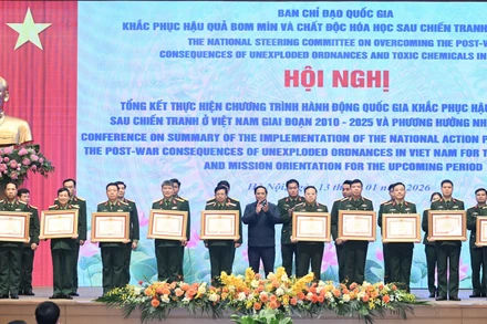 Thủ tướng Phạm Minh Chính trao bằng khen cho các tập thể, cá nhân có thành tích xuất sắc trong công tác khắc phục hậu quả bom mìn.