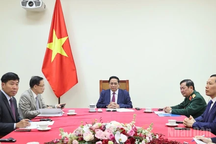 Thủ tướng Chính phủ Phạm Minh Chính điện đàm với Thủ tướng Malaysia Anwar Ibrahim. (Ảnh: TRẦN HẢI)