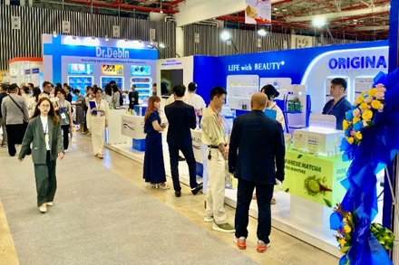 Các gian hàng trưng bày mỹ phẩm tại triển lãm ngành làm đẹp 2025.