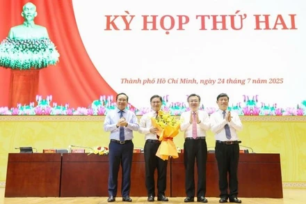 Thường trực Thành ủy Thành phố Hồ Chí Minh tặng hoa và chúc mừng đồng chí Nguyễn Mạnh Cường.
