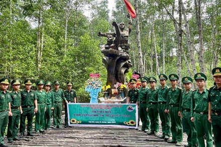 Tuổi trẻ Bộ đội Biên phòng hành trình về nguồn tại chiến khu Rừng Sác.