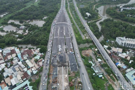 Hàng trăm phương tiện, chủ yếu là xe máy, từ thành phố Thủ Đức hướng về trung tâm Thành phố Hồ Chí Minh, bị dồn ứ trên các tuyến đường thay thế như đường song hành cao tốc, Mai Chí Thọ, Nguyễn Thị Định... khiến các trục này rơi vào tình trạng ùn tắc.