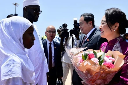 Chủ tịch Quốc hội Cộng hòa Senegal El Malick Ndiaye đón Chủ tịch Quốc hội Trần Thanh Mẫn và Phu nhân cùng Đoàn đại biểu cấp cao Việt Nam tại sân bay. (Ảnh: VĂN CHÚC)