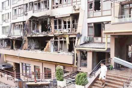 Cơ sở hạ tầng bị phá hủy do xung đột. (Ảnh: TÂN HOA XÃ)