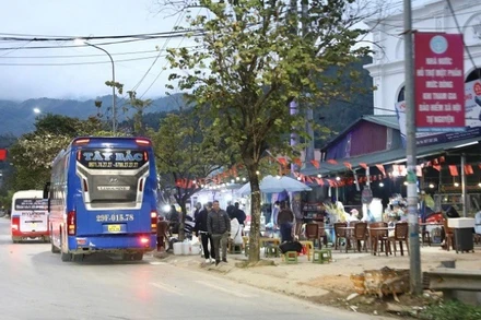 Tình trạng các phương tiện tự do dừng, đỗ để đón, trả khách và nhận-trả hàng ngay nút giao giữa Quốc lộ 6 và Quốc lộ 279 (thuộc địa phận khối Sơn Thủy, xã Tuần Giáo) làm tăng nguy cơ mất an toàn giao thông cho người, phương tiện qua đây.