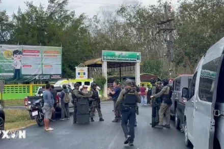 Cảnh sát được triển khai tại trường học Patong Prathankiriwat ở huyện Hat Yai, tỉnh Songkhla, Thái Lan, sau khi xảy ra vụ nổ súng ngày 11/2/2026. (Ảnh: THX/TTXVN)