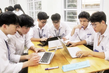 Học sinh Trường trung học phổ thông Yên Hòa (Hà Nội) sử dụng AI trong học tập, nghiên cứu.