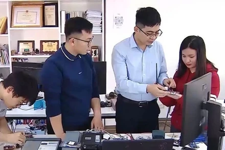 Nhóm nghiên cứu Hệ thống tích hợp thông minh (SISLAB) – Trung tâm Nghiên cứu thiết kế vi mạch và ứng dụng, Viện Công nghệ thông tin, Đại học Quốc gia Hà Nội.